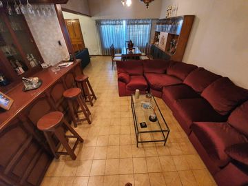 Casa sobre lote de 1160 m2 en  Rafael Calzada  ideal quinta o destino comercial acepta permuta