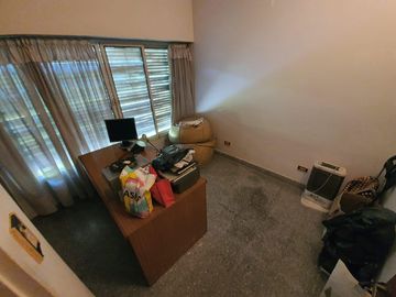 Casa sobre lote de 1160 m2 en  Rafael Calzada  ideal quinta o destino comercial acepta permuta