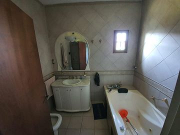Casa sobre lote de 1160 m2 en  Rafael Calzada  ideal quinta o destino comercial acepta permuta