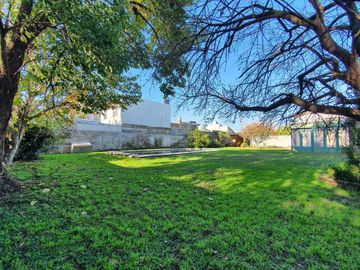 Casa sobre lote de 1160 m2 en  Rafael Calzada  ideal quinta o destino comercial acepta permuta