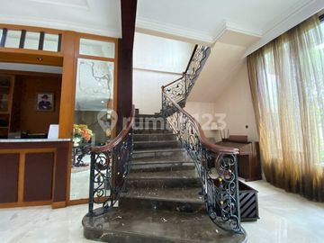 Rumah Super Luas Semi Furnished Dengan Kolam Renang di Cinere