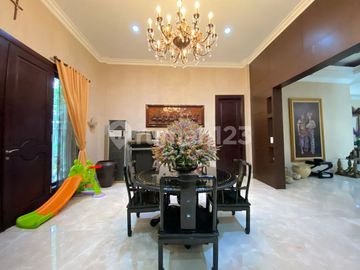 Rumah Super Luas Semi Furnished Dengan Kolam Renang di Cinere