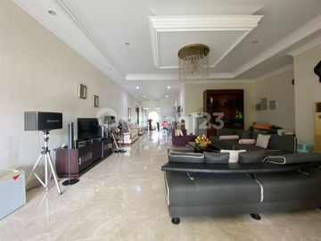 Rumah Super Luas Semi Furnished Dengan Kolam Renang di Cinere