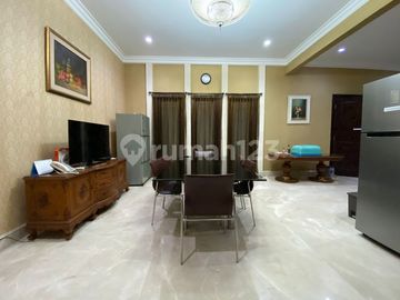 Rumah Super Luas Semi Furnished Dengan Kolam Renang di Cinere