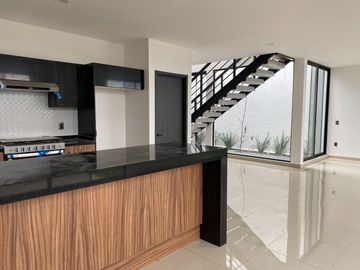 Se Vende Casa en Zibata, 3er Recamara en PB, Jardín,  de SUPER LUJO !!