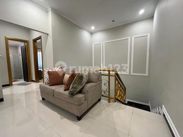 Rumah Modern Semi Furnished Dengan 5+1 Kamar Tidur Dalam Komplek Cirendeu