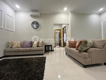 Rumah Modern Semi Furnished Dengan 5+1 Kamar Tidur Dalam Komplek Cirendeu