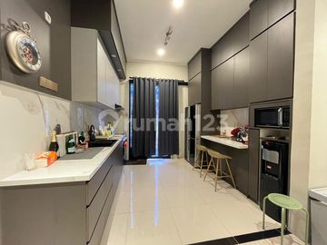 Rumah Modern Semi Furnished Dengan 5+1 Kamar Tidur Dalam Komplek Cirendeu