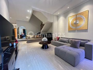 Rumah Modern Semi Furnished Dengan 5+1 Kamar Tidur Dalam Komplek Cirendeu
