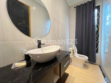 Rumah Modern Semi Furnished Dengan 5+1 Kamar Tidur Dalam Komplek Cirendeu