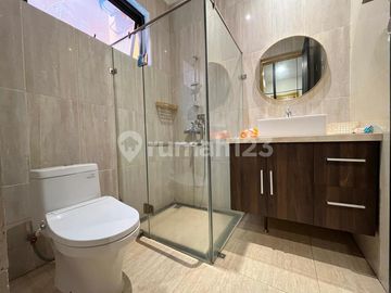 Rumah Modern Semi Furnished Dengan 5+1 Kamar Tidur Dalam Komplek Cirendeu