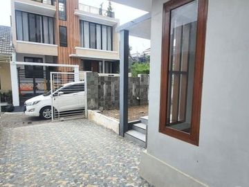 UNTUK INVEST!!! Rumah mewah strategis shm