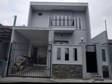 Rumah minimalis 2 lantai dekat G- Walk citraland SBY barat