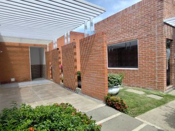 Casa en Palmares del castillo Jamundi. Cod V9665