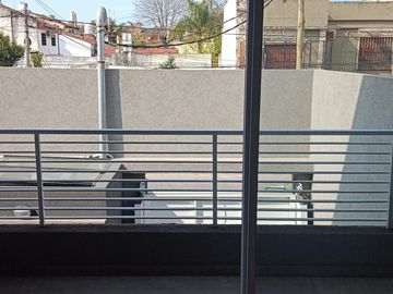 DEPARTAMENTO 2 AMB AL FRENTE CON BALCON 1ER PISO A ESTRENAR