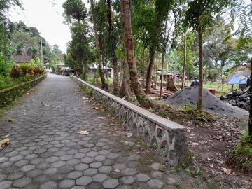 Rumah Asri Bebas Polusi dekat Puskesmas Pembantu Tempel