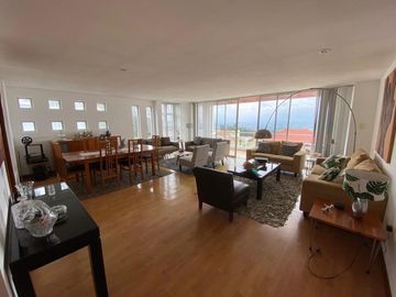 EN VENTA AMPLIO DEPARTAMENTO CON EXCELENTE VISTA Y SEGURIDAD SECTOR VISTA GRANDE