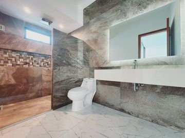 Casa en VENTA con PANELES SOLARES  y ALBERCA fracc lomas del so l