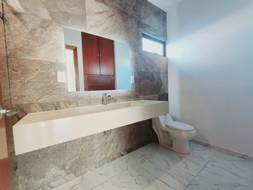 Casa en VENTA con PANELES SOLARES  y ALBERCA fracc lomas del so l