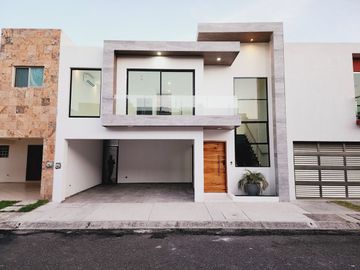Casa en VENTA con PANELES SOLARES  y ALBERCA fracc lomas del so l