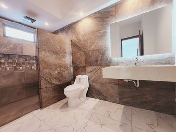 Casa en VENTA con PANELES SOLARES  y ALBERCA fracc lomas del so l