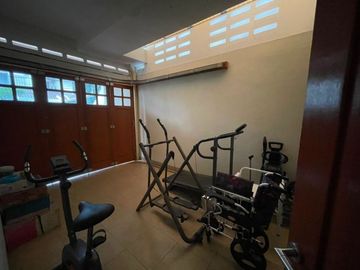 RUMAH LUAS STRATEGIS SEMIFURNISH DKT JL RAYA TOL PESANGRAHAN JAKARTA