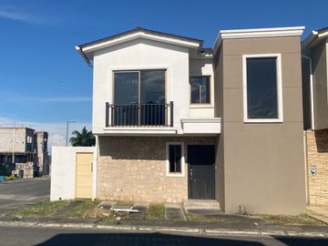 Venta de hermosa Casa para estrenar en Urbanización Mallorca Village, con Jacuzz (J Luna)