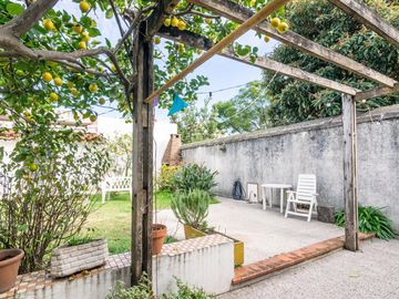 CASA  de 1930 -  VENTA - 5 AMB - COCHERA - JARDÍN - COGHLAN