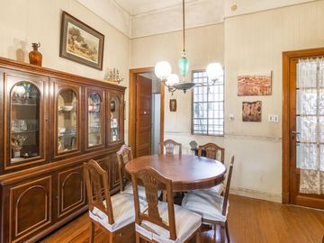 CASA  de 1930 -  VENTA - 5 AMB - COCHERA - JARDÍN - COGHLAN