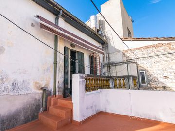 CASA  de 1930 -  VENTA - 5 AMB - COCHERA - JARDÍN - COGHLAN
