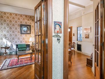 CASA  de 1930 -  VENTA - 5 AMB - COCHERA - JARDÍN - COGHLAN