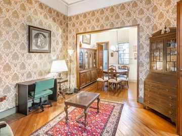 CASA  de 1930 -  VENTA - 5 AMB - COCHERA - JARDÍN - COGHLAN
