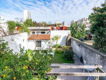 CASA  de 1930 -  VENTA - 5 AMB - COCHERA - JARDÍN - COGHLAN