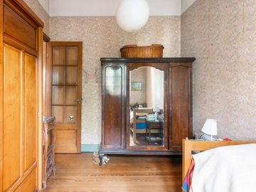 CASA  de 1930 -  VENTA - 5 AMB - COCHERA - JARDÍN - COGHLAN