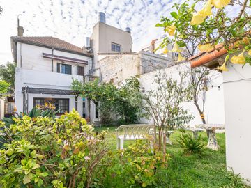 CASA  de 1930 -  VENTA - 5 AMB - COCHERA - JARDÍN - COGHLAN