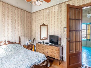 CASA  de 1930 -  VENTA - 5 AMB - COCHERA - JARDÍN - COGHLAN