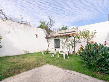 CASA  de 1930 -  VENTA - 5 AMB - COCHERA - JARDÍN - COGHLAN