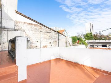 CASA  de 1930 -  VENTA - 5 AMB - COCHERA - JARDÍN - COGHLAN
