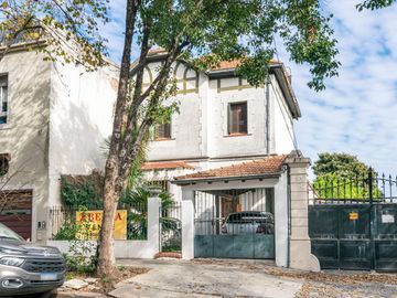 CASA  de 1930 -  VENTA - 5 AMB - COCHERA - JARDÍN - COGHLAN