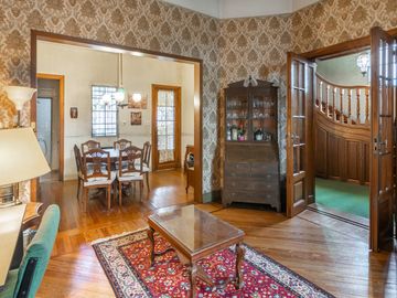 CASA  de 1930 -  VENTA - 5 AMB - COCHERA - JARDÍN - COGHLAN