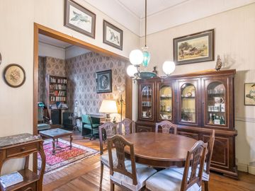 CASA  de 1930 -  VENTA - 5 AMB - COCHERA - JARDÍN - COGHLAN