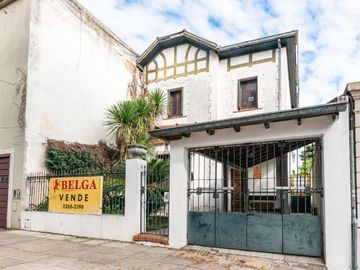 CASA  de 1930 -  VENTA - 5 AMB - COCHERA - JARDÍN - COGHLAN