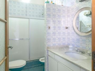 CASA  de 1930 -  VENTA - 5 AMB - COCHERA - JARDÍN - COGHLAN