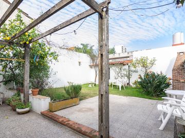 CASA  de 1930 -  VENTA - 5 AMB - COCHERA - JARDÍN - COGHLAN