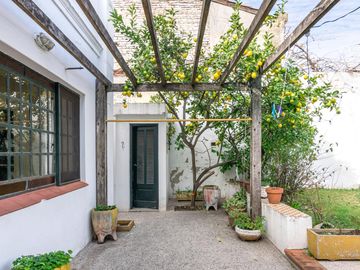 CASA  de 1930 -  VENTA - 5 AMB - COCHERA - JARDÍN - COGHLAN