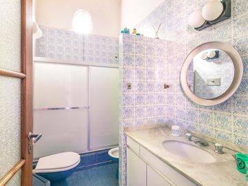 CASA  de 1930 -  VENTA - 5 AMB - COCHERA - JARDÍN - COGHLAN