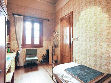CASA  de 1930 -  VENTA - 5 AMB - COCHERA - JARDÍN - COGHLAN