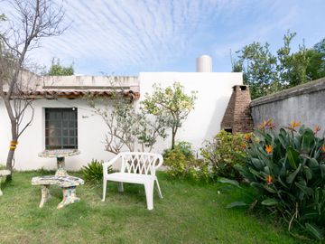 CASA  de 1930 -  VENTA - 5 AMB - COCHERA - JARDÍN - COGHLAN