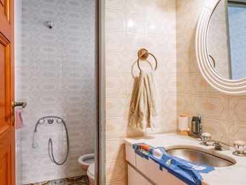 CASA  de 1930 -  VENTA - 5 AMB - COCHERA - JARDÍN - COGHLAN
