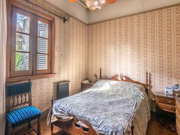 CASA  de 1930 -  VENTA - 5 AMB - COCHERA - JARDÍN - COGHLAN